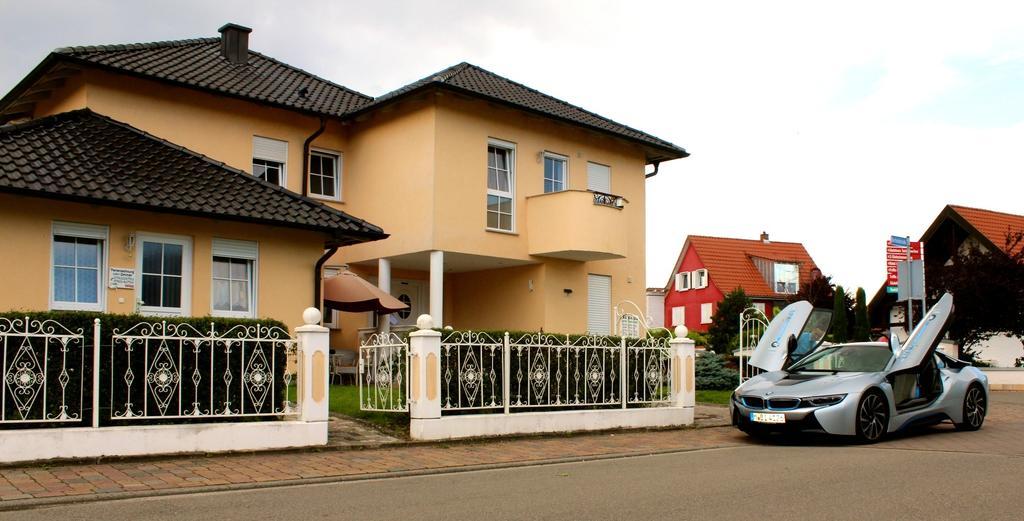 Gaestehaus Tante Tienchen 7 Minuten Zu Fuss Zum Europa Park , Plus Kostenloses Parkplatzticket Rulantica ,Alle Unsere Suiten Haben Einen Balkon Руст Екстер'єр фото