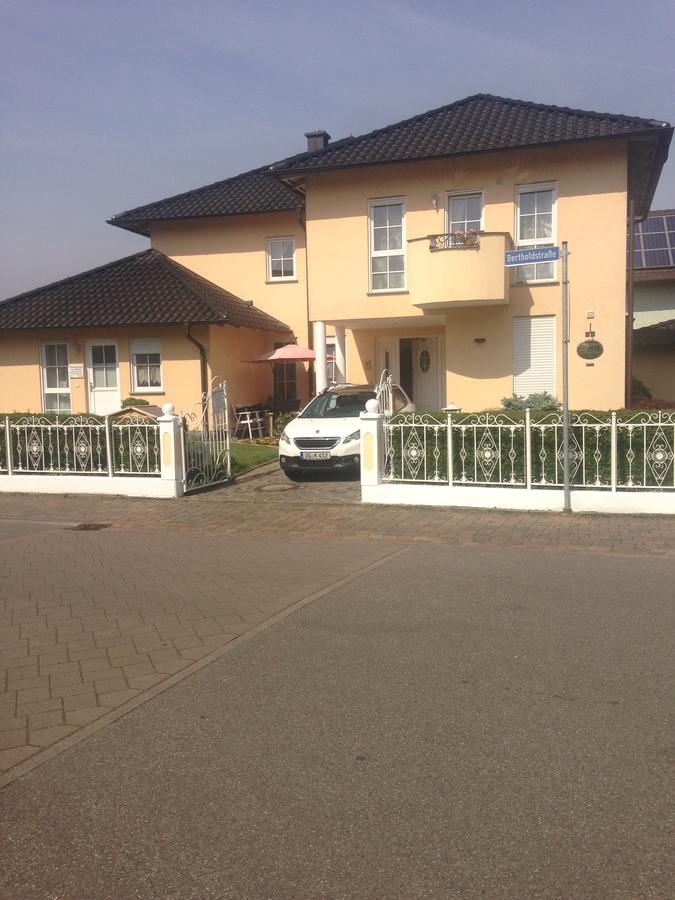 Gaestehaus Tante Tienchen 7 Minuten Zu Fuss Zum Europa Park , Plus Kostenloses Parkplatzticket Rulantica ,Alle Unsere Suiten Haben Einen Balkon Руст Екстер'єр фото